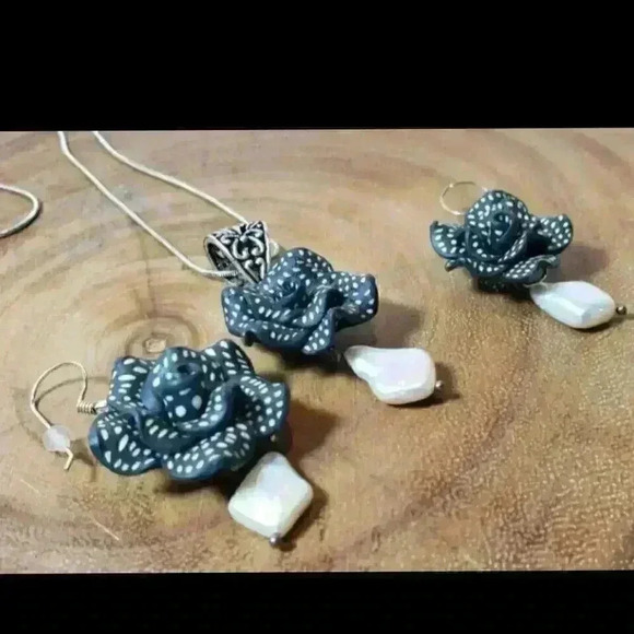 Vintage Baroque Pearl Necklace Earrings Set Black & White Roses Hand Made Flower - Picture 2 of 11